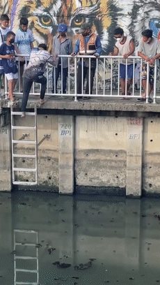 印度老哥被当成浮尸在水里漂了5个小时 捞起来后发现他... 水里漂了5个小时 第11张