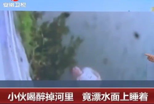 印度老哥被当成浮尸在水里漂了5个小时 捞起来后发现他... 水里漂了5个小时 第17张