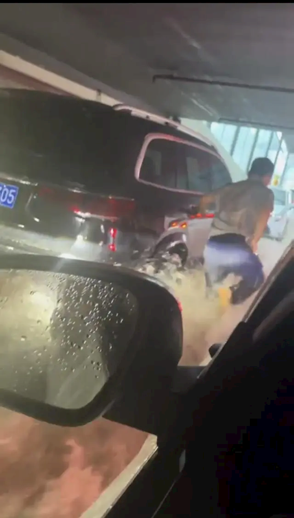 长沙暴雨倒灌一小区地下停车场 三层车库被灌满水！司机弃车逃生 长沙暴雨 第1张
