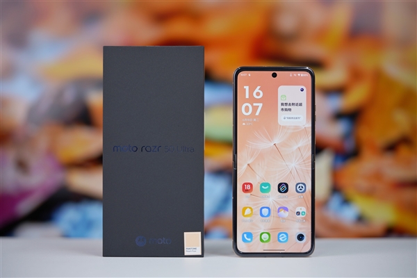 4英寸超大无界外屏 小折叠moto razr 50 Ultra图赏 Ultra 第1张