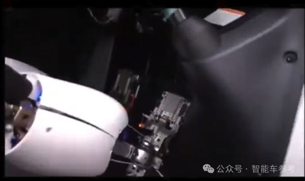 日本自动驾驶有点抽象：用机器人开带手刹的老车 自动驾驶 机器人 第6张