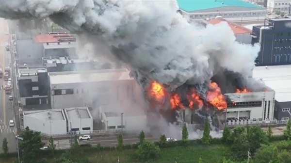 韩国电池厂大火监控视频曝光：锂电池冒烟后迅速爆燃 韩国电池厂大火 第4张