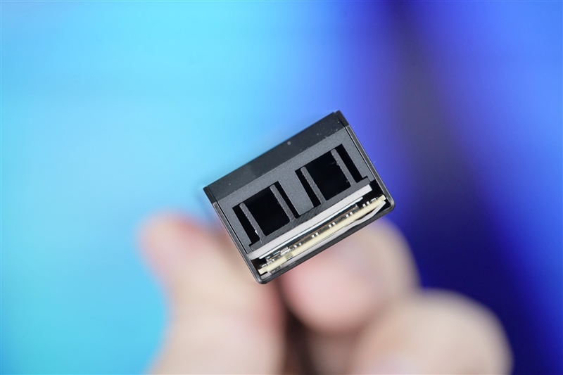 缓外写入1.3GB/s！雷克沙首款PCIe 5.0 SSD NM1090 1TB评测：同类唯一RGB风扇 雷克沙PCIe 1TB评测 第4张