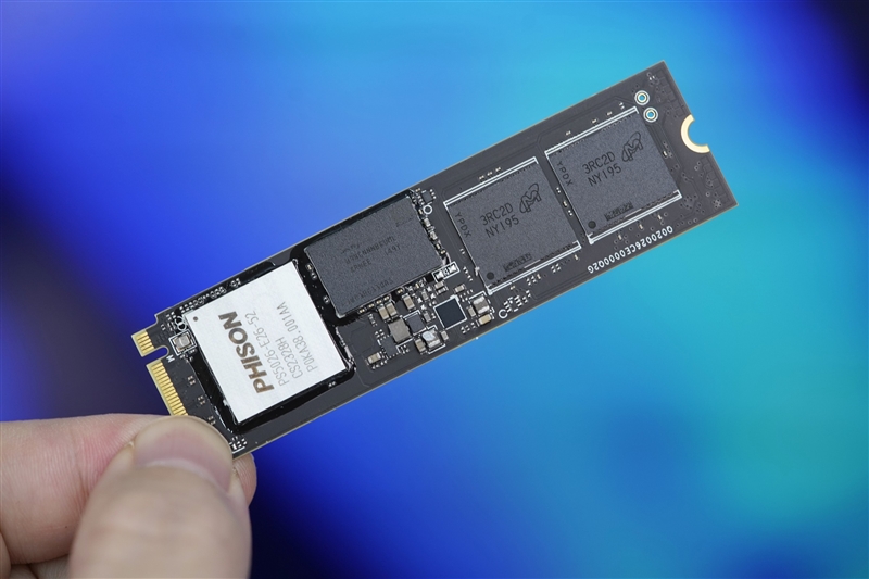 缓外写入1.3GB/s！雷克沙首款PCIe 5.0 SSD NM1090 1TB评测：同类唯一RGB风扇 雷克沙PCIe 1TB评测 第5张