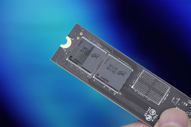 缓外写入1.3GB/s！雷克沙首款PCIe 5.0 SSD NM1090 1TB评测：同类唯一RGB风扇 雷克沙PCIe 1TB评测 第9张