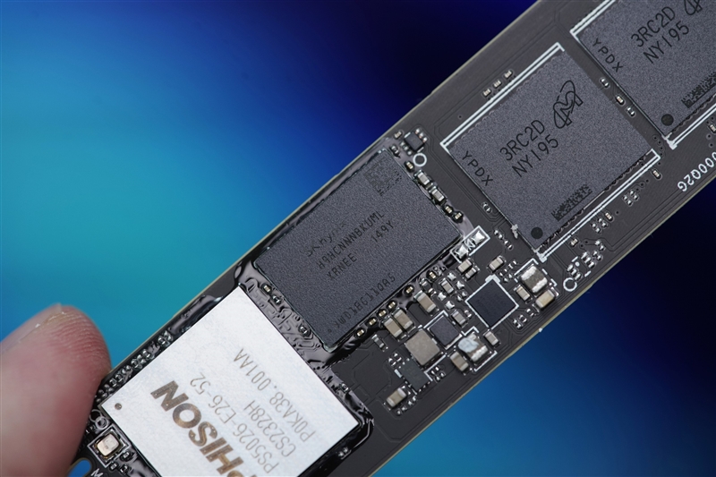 缓外写入1.3GB/s！雷克沙首款PCIe 5.0 SSD NM1090 1TB评测：同类唯一RGB风扇 雷克沙PCIe 1TB评测 第7张