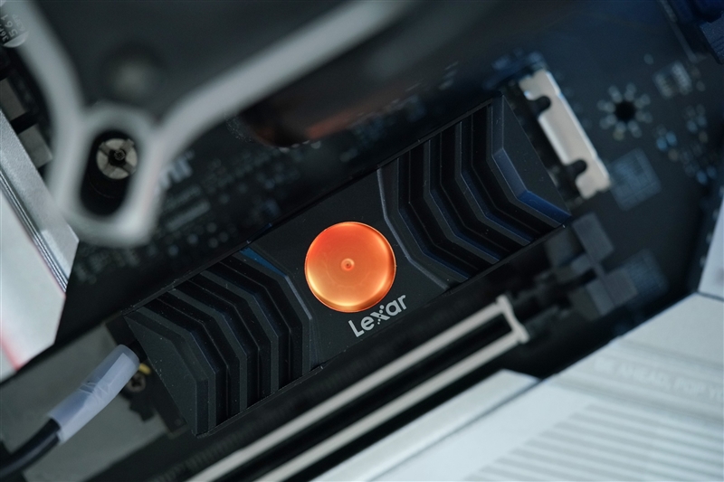 缓外写入1.3GB/s！雷克沙首款PCIe 5.0 SSD NM1090 1TB评测：同类唯一RGB风扇 雷克沙PCIe 1TB评测 第11张