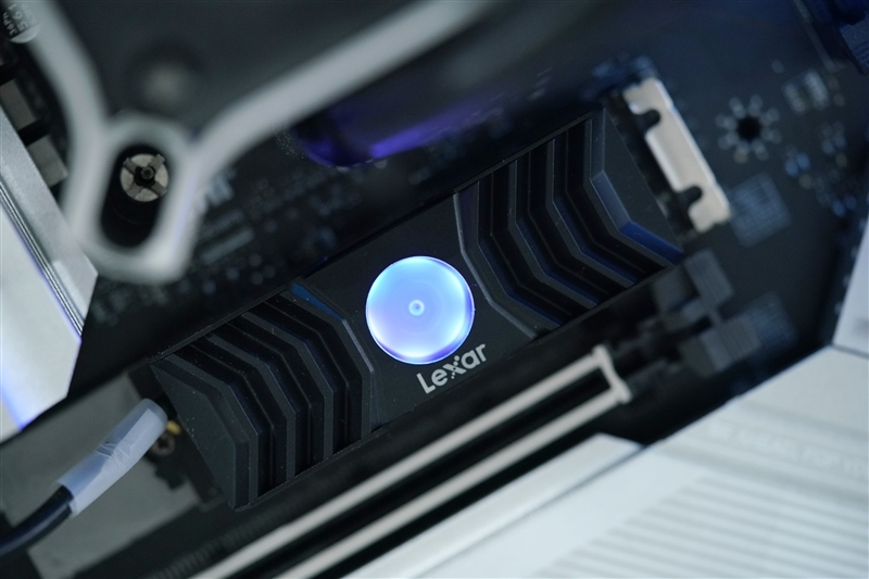 缓外写入1.3GB/s！雷克沙首款PCIe 5.0 SSD NM1090 1TB评测：同类唯一RGB风扇 雷克沙PCIe 1TB评测 第12张