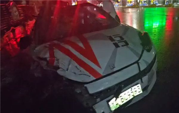 极氪001高速撞货车直接报废 车主幸运生还：直言“极氪真行” 极氪001 第1张
