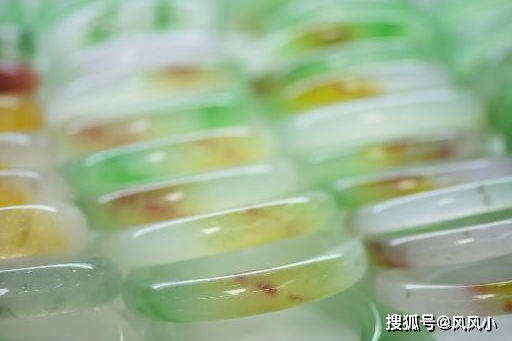 女人左手长期戴玉手镯有什么好处？除了美观，还有这些好处！ 长期戴玉手镯 第1张