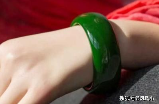 女人左手长期戴玉手镯有什么好处？除了美观，还有这些好处！ 长期戴玉手镯 第2张