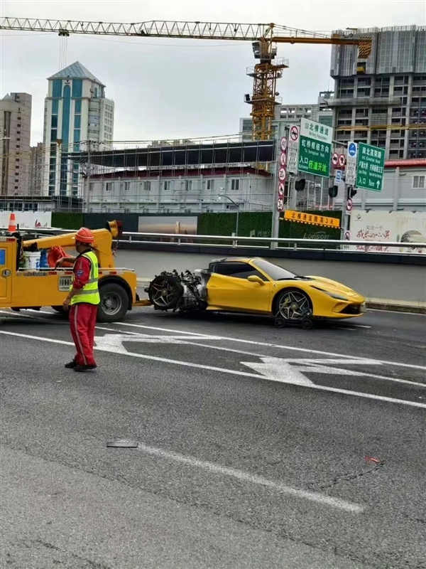 上海一法拉利行驶中起火报废！车主回应：代驾全程一档开车致着火 法拉利起火 第2张
