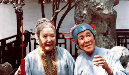 问题出在薛宝钗身上，贾母为何揪着王熙凤的错处问责？（奔走相告） 第1张