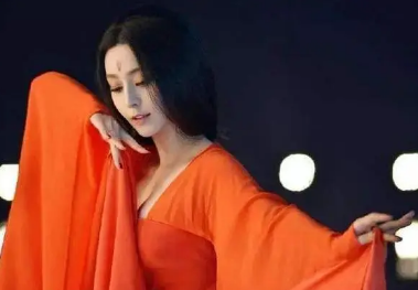 唐玄宗被杨贵妃迷的神魂颠倒，为何她始终是贵妃呢？（不看后悔） 第3张