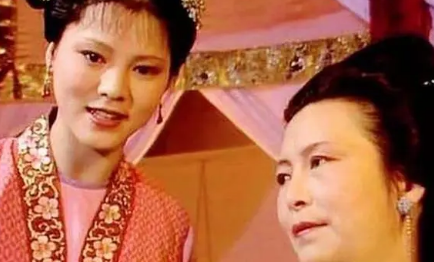花袭人为何会突然行径大变，不再伺候贾宝玉晚上睡觉？（奔走相告） 第2张