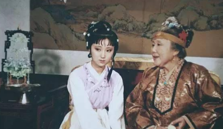 贾探春为何心甘情愿的选择站队薛宝钗，放弃林黛玉？（这都可以） 第3张