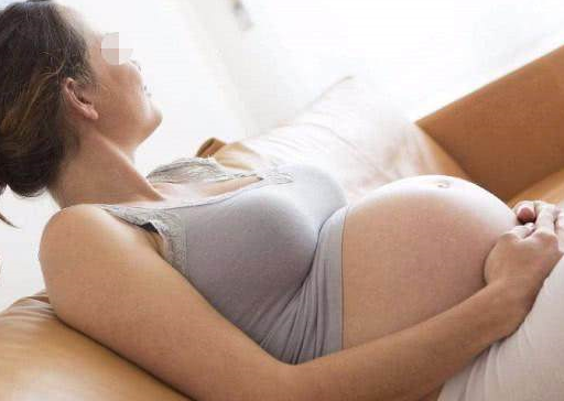 孕妈被告知患上妊娠高血压，原因是她在孕中期经常采取仰卧位睡姿  妊娠高血压 第1张