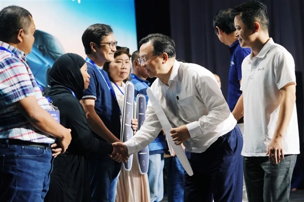 比亚迪印尼首批千车交付 王传福亲自为车主挥旗发车 王传福 第4张