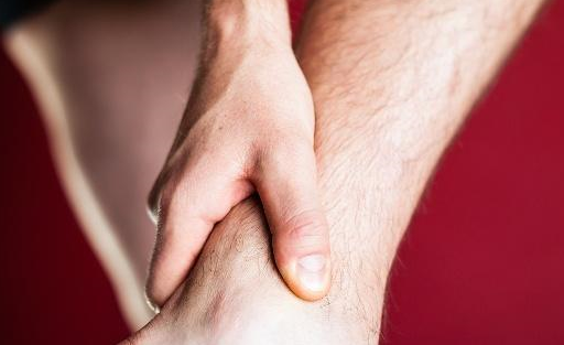 为什么有的男性腿毛稀少？别不好意思，或许和这些因素有关  男性腿毛稀少 第1张