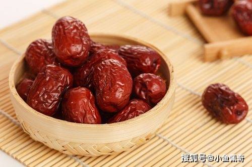 饮出好气色，红枣水里的养颜奥秘，女性必备润燥饮品  红枣水 养颜 第1张