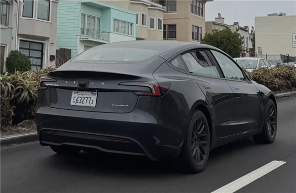 特斯拉Robotaxi发布在即！Model 3测试车曝光：全身布满摄像头 特斯拉Robotaxi 第2张