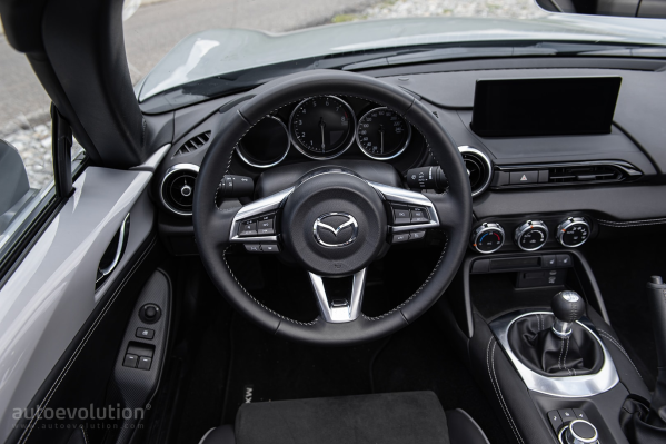 2024款马自达MX-5试驾：35周年的里程碑 驾驶乐趣依旧 马自达MX-5试驾 第5张