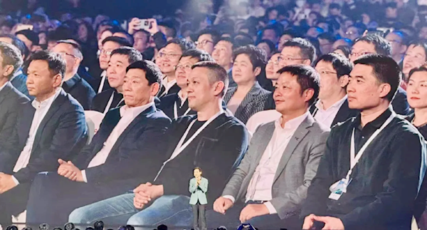 与李想、李斌三人同现小米SU7发布会！何小鹏：因为喜欢、尊重雷军就来了 SU7发布会 第1张