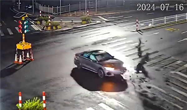摩托车骑手闯红灯过路口不减速撞上轿车：飞出十多米远 摩托车骑手闯红灯 第1张