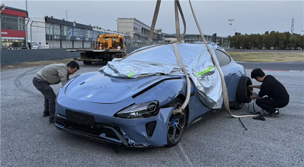 赛道撞墙 博主称小米SU7刹车踏板脚感无变化：官方释疑 小米SU7刹车踏板 第1张