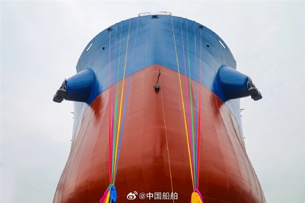自主设计建造！“蓝鲸”系列82600吨散货船成功下水 蓝鲸82600吨散货船 第2张