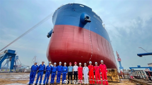 自主设计建造！“蓝鲸”系列82600吨散货船成功下水 蓝鲸82600吨散货船 第1张