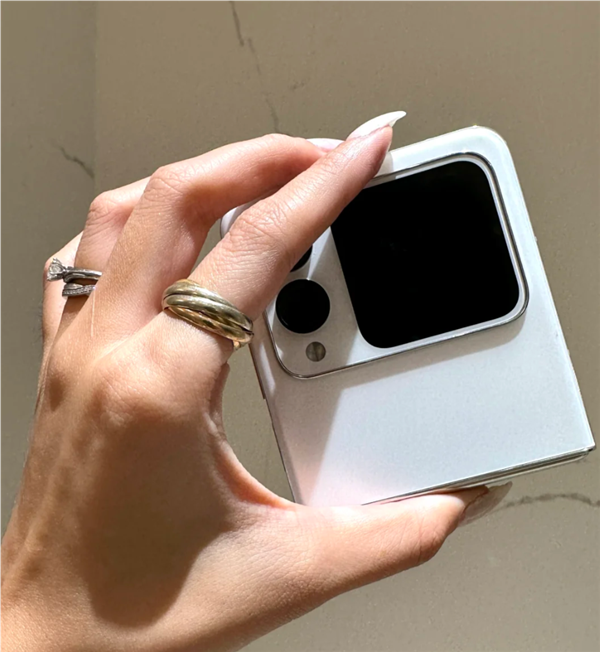 华为首款方形外屏小折叠！nova Flip真机上手：白色机身颜值一绝 华为方形外屏小折叠 nova Flip 第4张