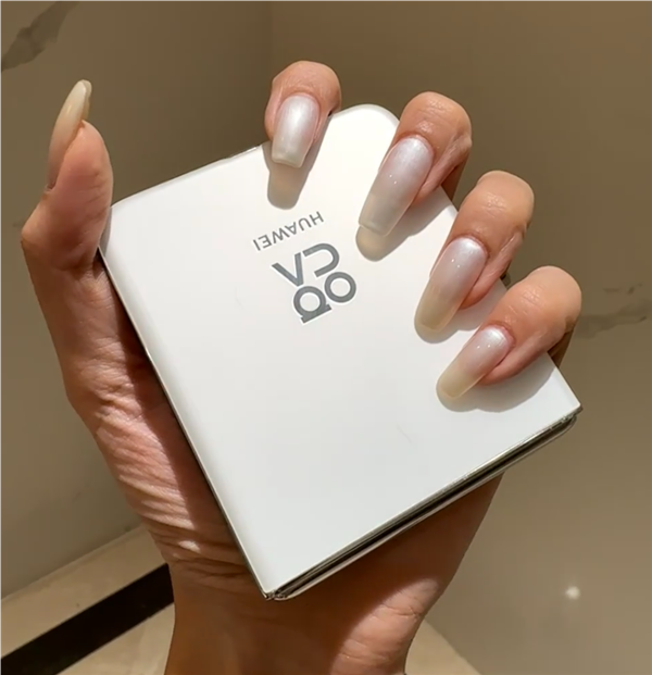 华为首款方形外屏小折叠！nova Flip真机上手：白色机身颜值一绝 华为方形外屏小折叠 nova Flip 第8张