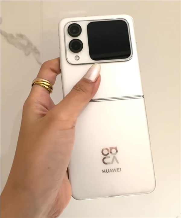 华为首款方形外屏小折叠！nova Flip真机上手：白色机身颜值一绝 华为方形外屏小折叠 nova Flip 第7张