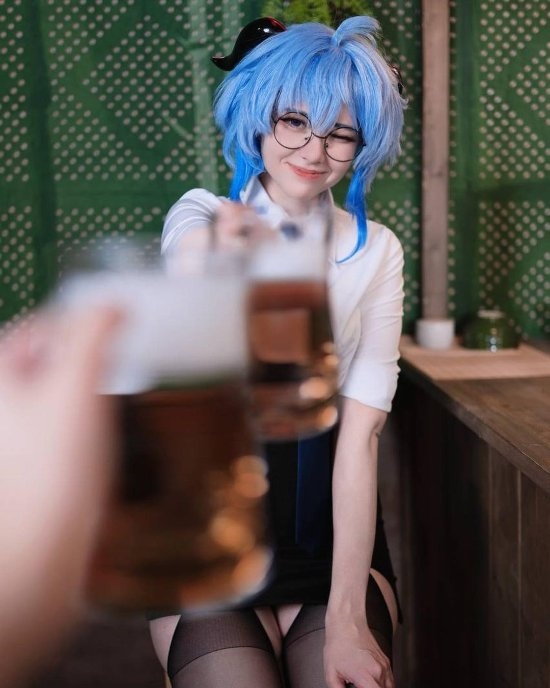 欧洲小姐姐COS甘雨、2B：长相甜美 身材火辣！ 欧洲小姐姐 COS甘雨 第2张
