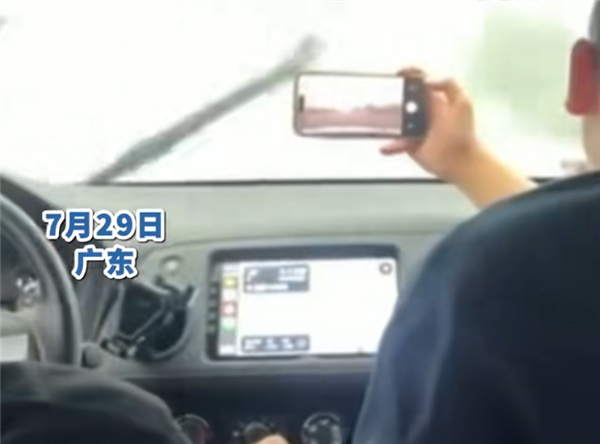 开车遇暴雨看不清路怎么办？用手机照淸前方道路 开车遇暴雨看不清路 第1张