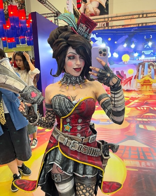 小姐姐COS《无主之地3》莫西：妖娆形象完美还原 小姐姐COS 无主之地3 莫西 第3张