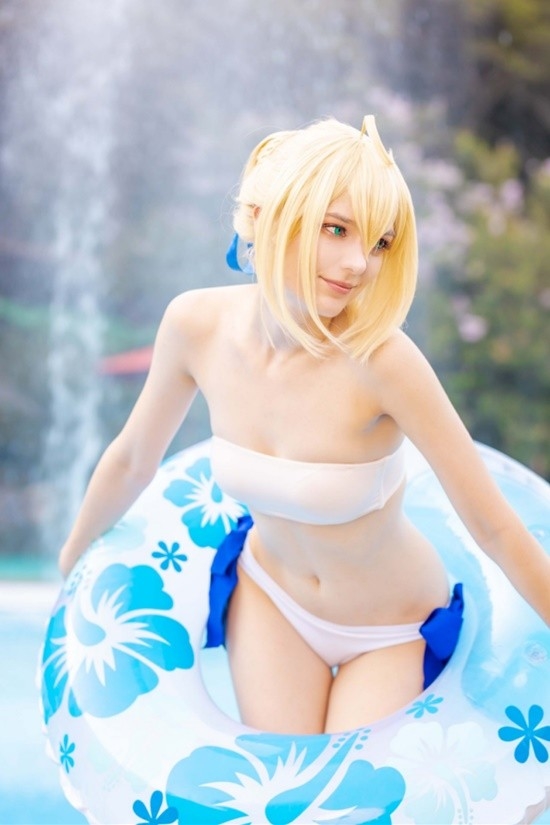 俄妹COS《Fate》Saber：泳装呆毛王 靓丽吸睛 俄妹COS Fate Saber 第6张
