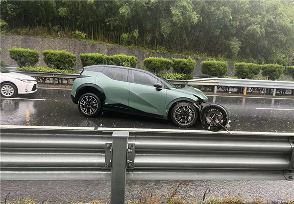 极氪X雨天高速100km/h出事故：丢轮保命、五门正常开 极氪X 第2张