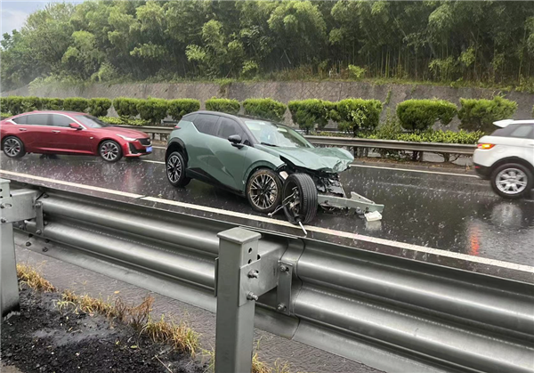 极氪X雨天高速100km/h出事故：丢轮保命、五门正常开 极氪X 第4张