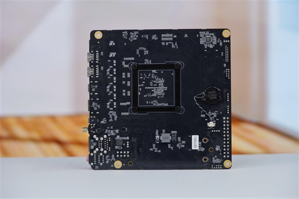 板载锐龙9 7945HX！铭凡BD790i主板图赏 铭凡BD790i主板 锐龙9 7945HX 第3张