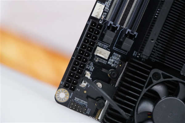板载锐龙9 7945HX！铭凡BD790i主板图赏 铭凡BD790i主板 锐龙9 7945HX 第9张