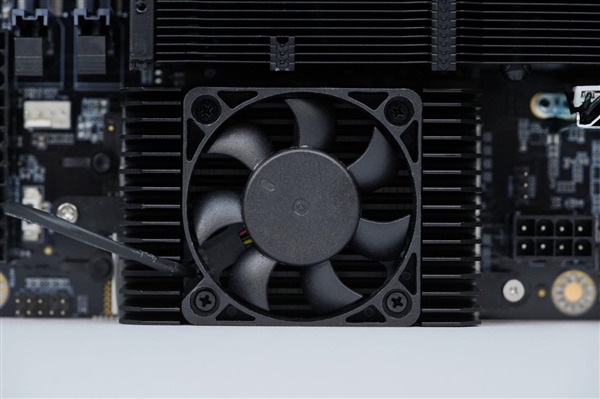 板载锐龙9 7945HX！铭凡BD790i主板图赏 铭凡BD790i主板 锐龙9 7945HX 第8张