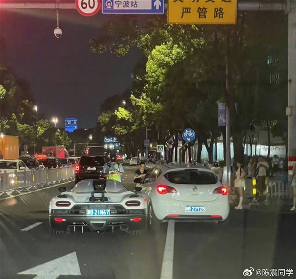 别克跨实线撞上千万元的科尼塞克 网友：卖车也不够赔 别克 科尼塞克 第1张