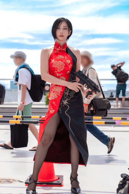 日本47岁带娃人妻COS旗袍艾达王：黑丝高跟魅力难挡 COS旗袍艾达王 第1张