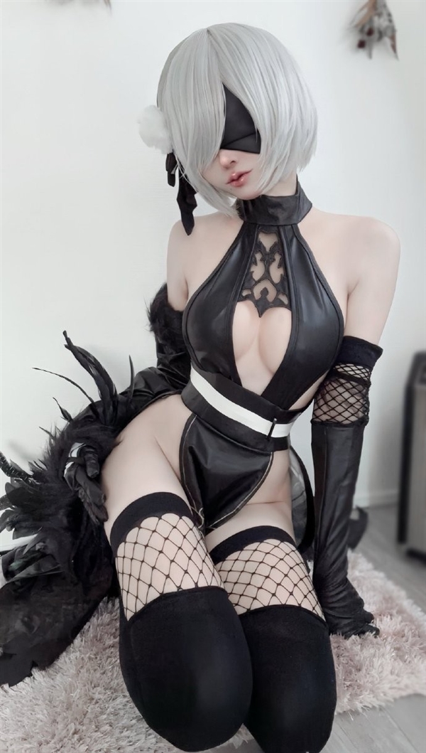 国外美女Cos《尼尔》2B美图：紧身衣凸显曼妙身材 国外美女Cos 尼尔 第3张