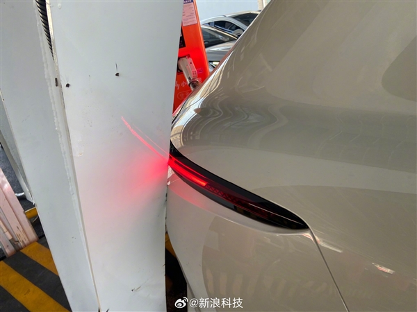 智己自动泊车撞上柱子 要求车主用自己保险维修 第1张
