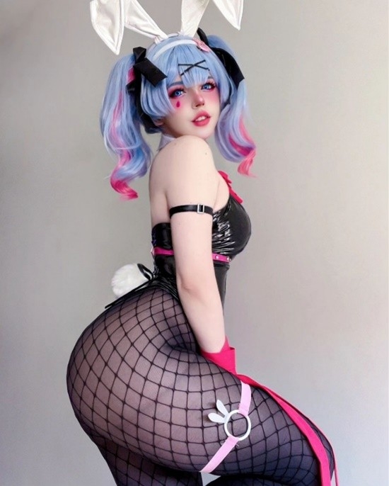 巴西小姐姐COS兔女郎初音未来：胶衣网袜 腰臀比惊人 巴西小姐姐 COS兔女郎 第3张