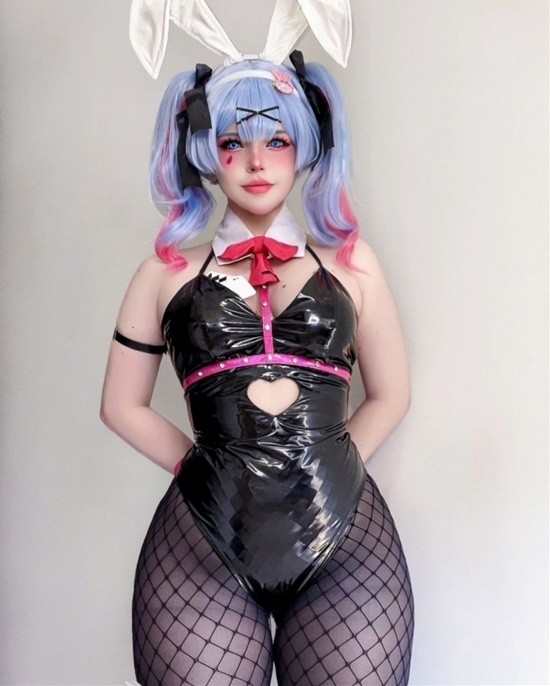 巴西小姐姐COS兔女郎初音未来：胶衣网袜 腰臀比惊人 巴西小姐姐 COS兔女郎 第2张