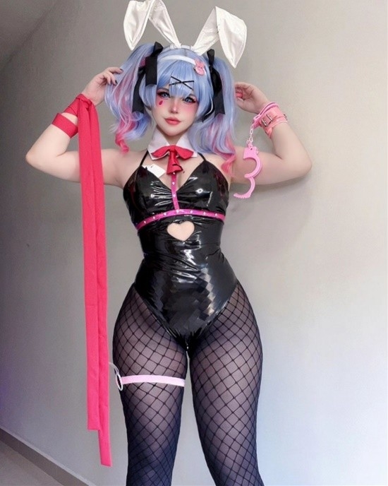 巴西小姐姐COS兔女郎初音未来：胶衣网袜 腰臀比惊人 巴西小姐姐 COS兔女郎 第13张